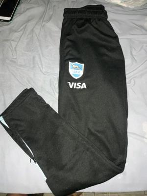 Pantalón chupin de los Pumas