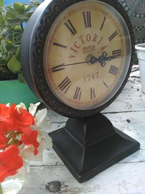 Reloj Victoria Station tipo antiguo metálico con pie p mesa