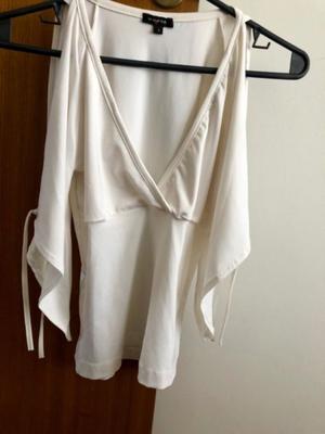 Remera blanca talle S con hombro descubierto