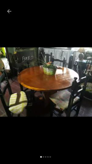 mesa redonda con 4 sillas