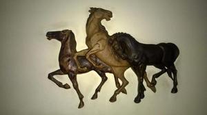 Adorno para pared. Caballos en relieve