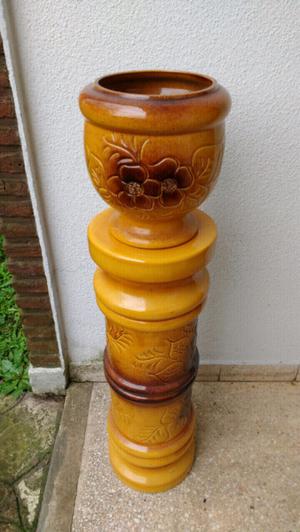 Antigua columna o pedestal portamaceta en cerámica