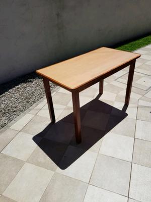 Mesa de madera y formica