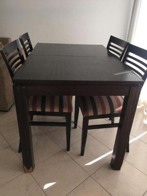 Mesa y juego de cuatro sillas de melamina (usadas)