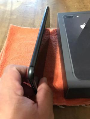 Vendo urgente iPhone 8 plus 64gb pequeño detalle atras