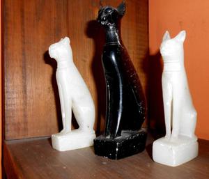 3 gatos de piedra