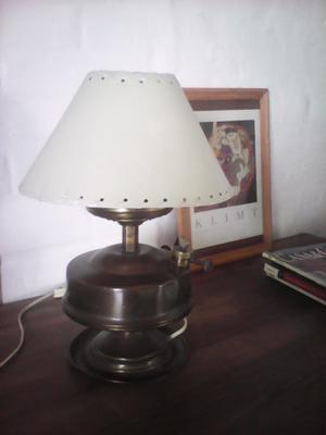Calentador antiguo de bronce hecho lámpara.