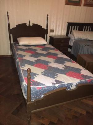 Cama de 1 plaza con mesa de luz