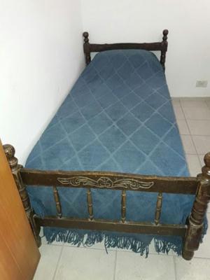 Cama de algarrobo + colchón + cubre cama palette.