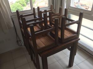 Mesa de madera con sillas