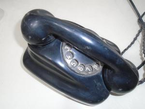 Teléfono antiguo de baquelita negra
