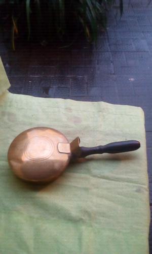 Antigua bombonera de bronse con mango de madera