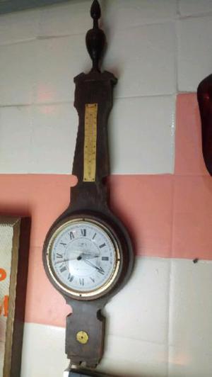 Antiguo reloj de pared eléctrico termets base de cedro