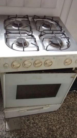Cocina con detalles y puerta de horno a reparar (envio a