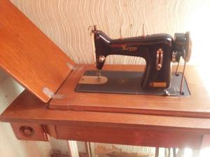 Máquina de coser familiar a pedal