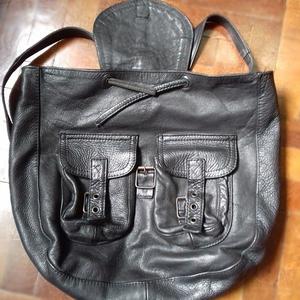 Mochila de Cuero Negra.