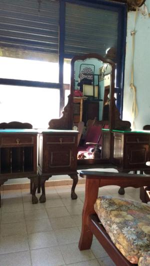 Antiguo tocador y mesas de luz de estilo chippendale