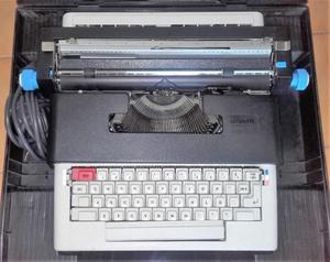 EXCELENTE ESTADO!! Máquina de escribir eléctrica OLIVETTI