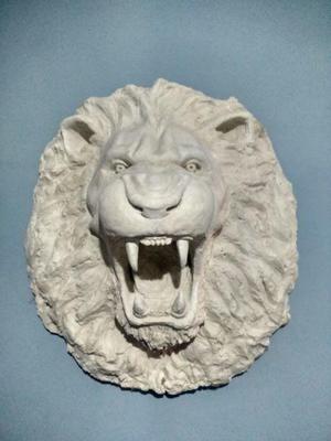 escultura cabeza leon