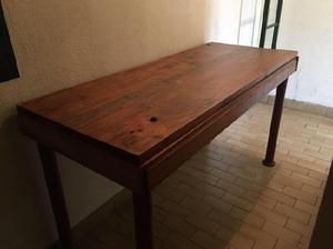 Mesa con patas de hierro