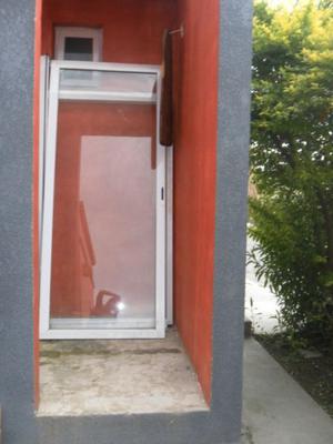 PUERTA VENTANA DE ALUMINIO CON VIDRIO TEMPLADO