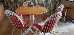 Mesa redonda con cuatro sillas en madera