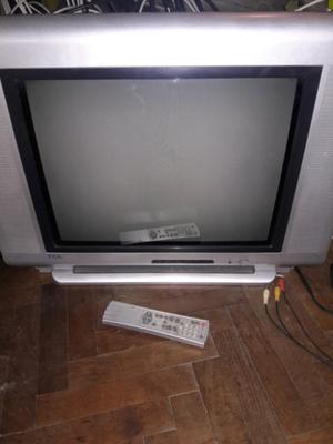 Dos TV con control en funcionamiento