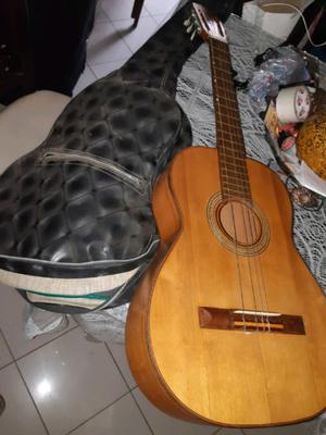 Guitarra criolla y funda