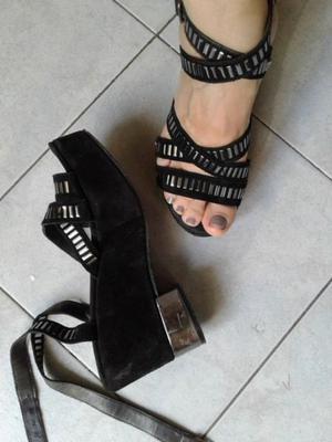 VENDO SANDALIAS DE GAMUZA NEGRA CON TACHAS “SARKANY,