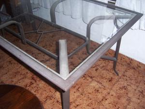 mesa de vidrio con sillas