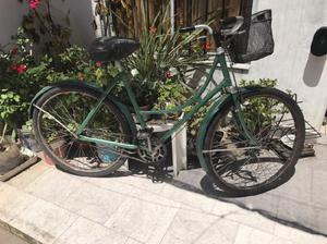 Bicicleta vintage con canasto