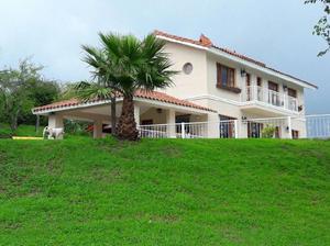 CASA EN LAS SIERRAS CON PILETA Y CANCHA DE TENIS PARA