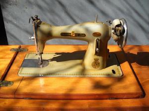 Maquina de coser a pedal Eslabon de Lujo.