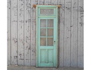 Antigua puerta de madera cedro con vidrios repartidos