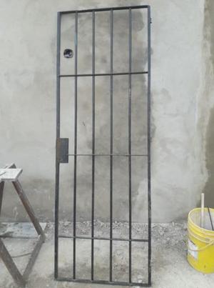 puerta reja de hierro del 12