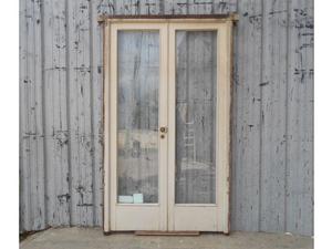 Antigua puerta de madera cedro a dos hojas de abrir