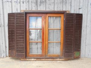 Antigua ventana de madera cedro con celosías de hierro