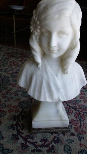 Figura de mármol. Obra de A. Del Perugia. Alto 43 cm.