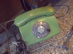 antiguo telefono a disco siemens color verde funcionando con