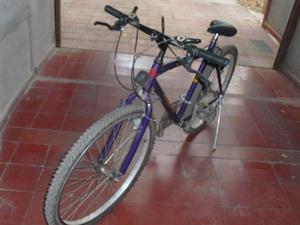 Bicicleta color azul violeta con cambios rodado 26