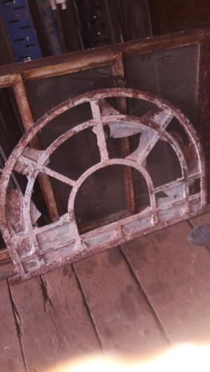 Ventana antigua de hierro y vidrios repartidos