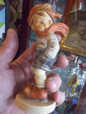 antigua figura de niño en porcelana alemana 135mm de alto