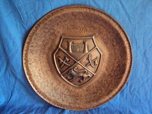 plato de cobre repujado escudo heráldico 48 cm diametro