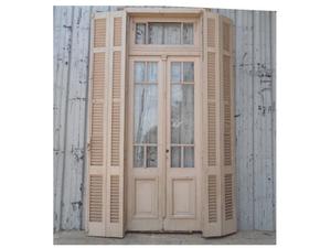 Antigua puerta balcón de madera en cedro con celosías
