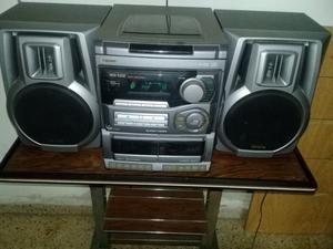 Equipo de audio AIWA con 2 parlantes