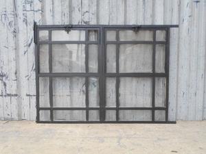 Antigua ventana pivotante de hierro tipo mampara (128x89cm)