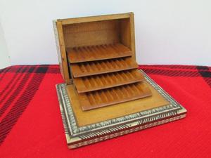 Cigarrera de madera antigua ()
