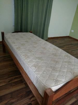 Vendo cama de algarrobo con colchón