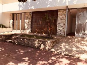 ALQUILO HERMOSA CASA 3 DORM C/COCHERA DOBLE Y PATIO –