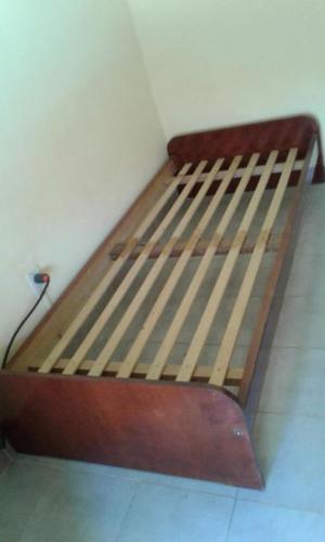 CAMA DE 1 PLAZA CON 2 COLCHONES DE REGALO